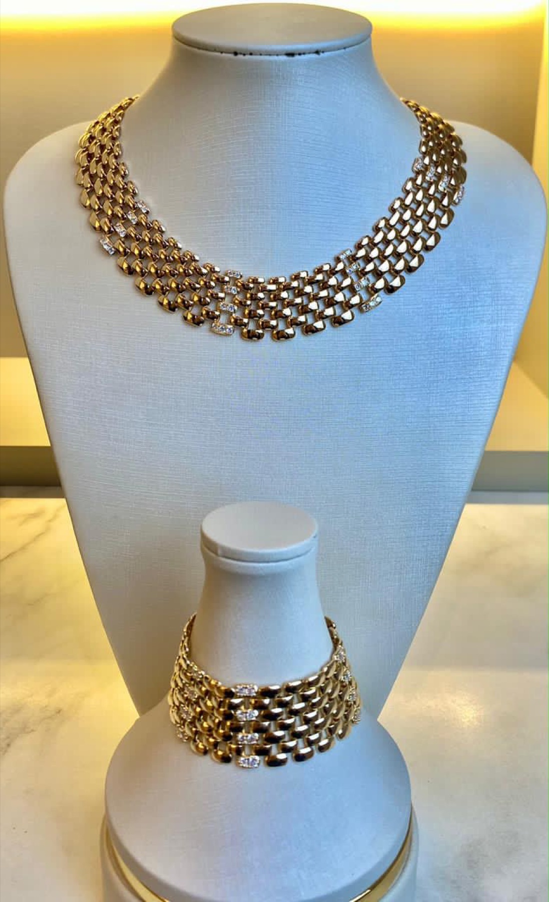 Colar e pulseira com elos dourados
